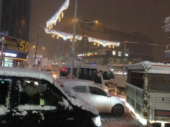 Van'da kar yağışı ulaşımı olumsuz etkiledi