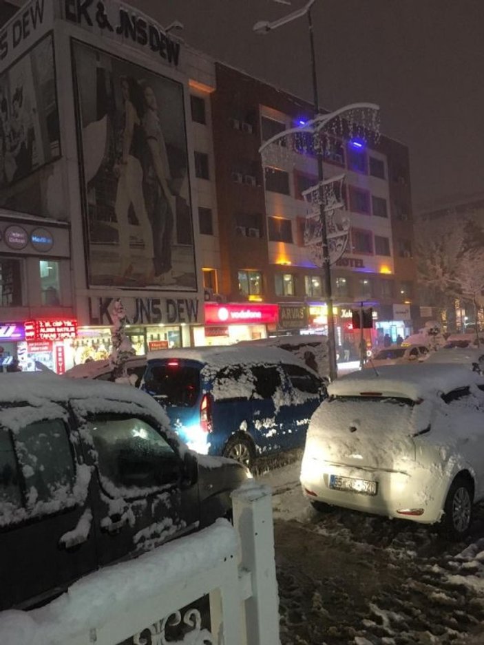 Van'da kar yağışı ulaşımı olumsuz etkiledi