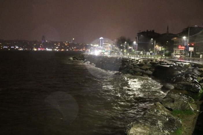 İstanbul’da fırtına etkisini sürdüyor