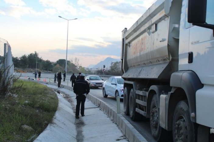 Kum yüklü kamyonun altında kalarak can verdi