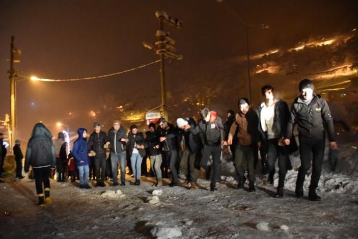 Polis Kürtçe şarkı çaldı, gençler halay çekti