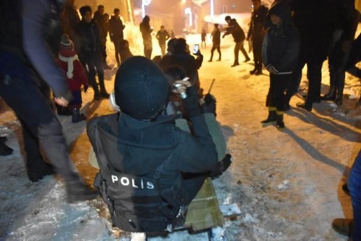 Polis Kürtçe şarkı çaldı, gençler halay çekti