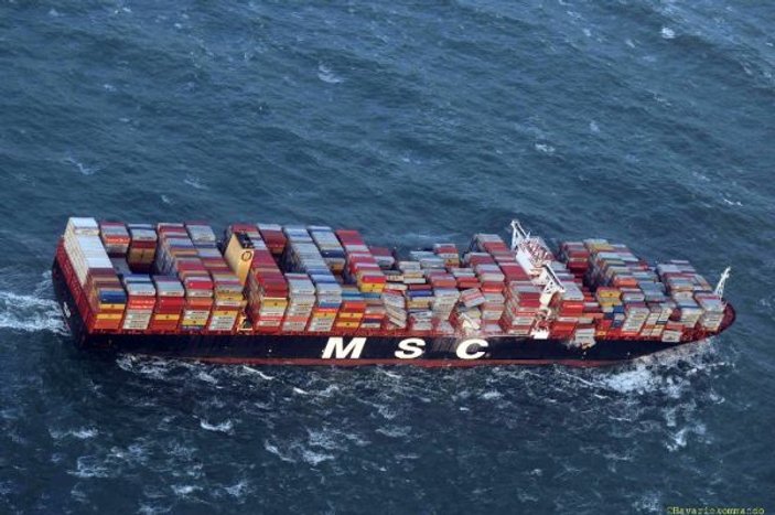 Fırtına çıktı: 270 konteyner kayıp