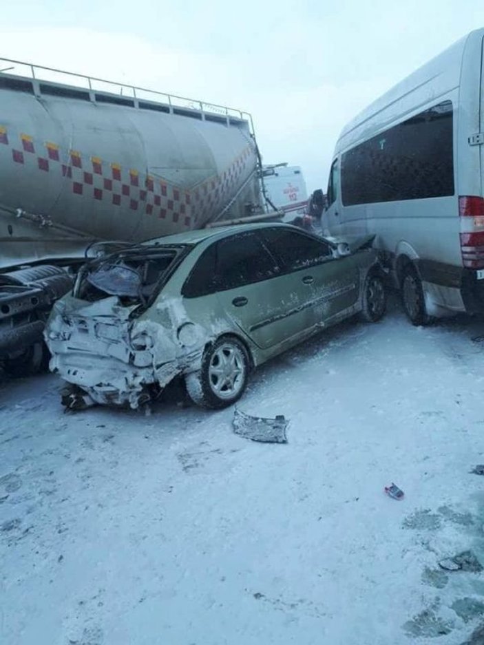 Erzurum'da 20 aracın karıştığı zincirleme kaza: 1 ölü