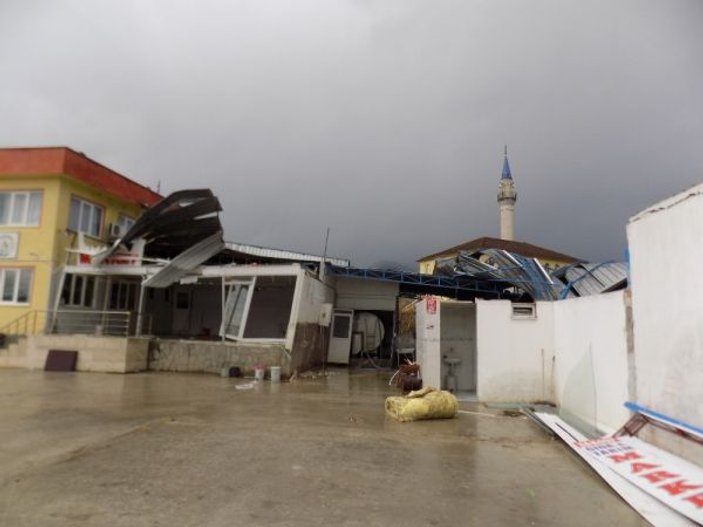 Aydın'da hortum, marketi yıkıp geçti