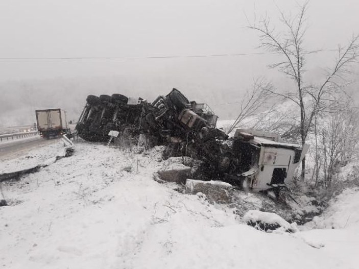 Karda kayan kamyon devrildi, sürücü yaralandı