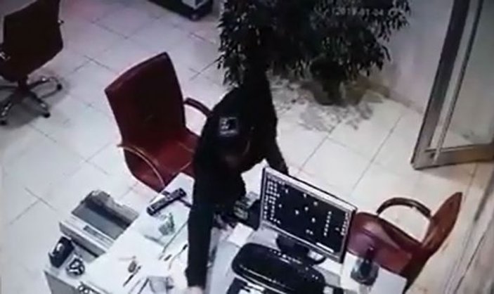 Hırsızlık yapan adamın rahat tavırları kameraya takıldı