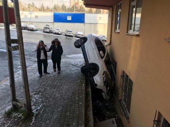 Pendik'te buzlanan yol kazalara yol açtı