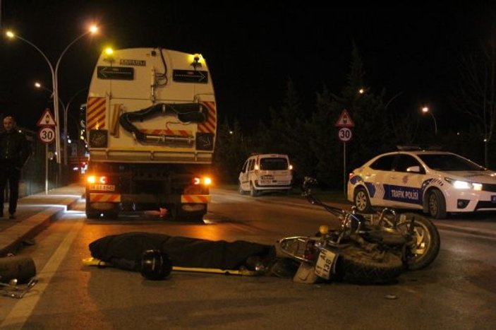 Motosiklet yol temizleme aracına çarptı: 1 ölü