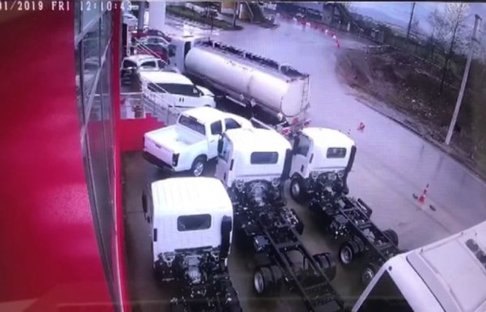 Kontrolden çıkan tanker, araçların arasına daldı