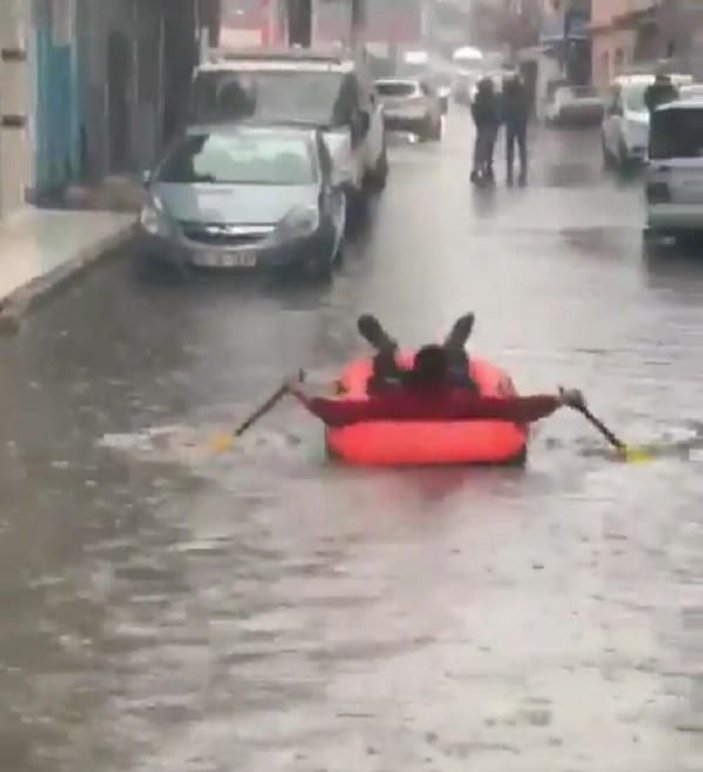 İzmir'de sağanak yağış: Lastik botla sokakta gezdi