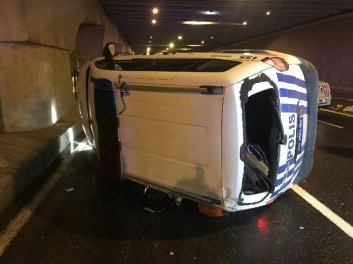 Ticari taksinin peşindeki polisler kaza yaptı