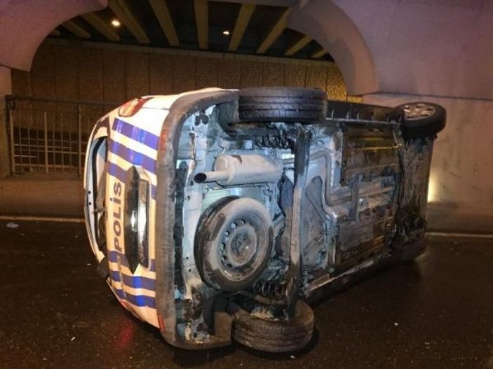 Ticari taksinin peşindeki polisler kaza yaptı