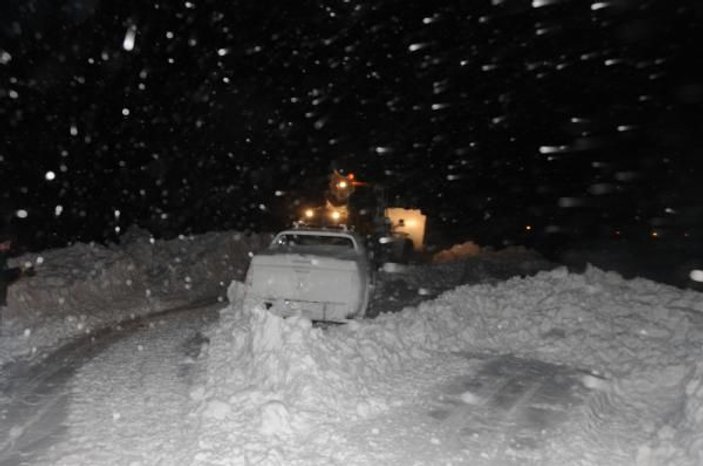 Hakkari'de karda mahsur kalan 40 kişi kurtarıldı