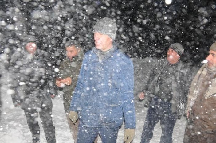 Hakkari'de karda mahsur kalan 40 kişi kurtarıldı