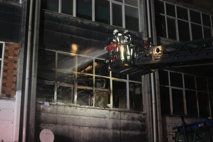 Bayrampaşa’da plastik hammadde üreten iş yerinde yangın