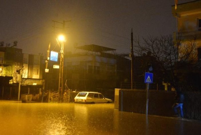 Adana'da evleri su bastı, araçlar yolda kaldı