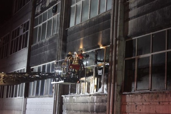 Bayrampaşa’da plastik hammadde üreten iş yerinde yangın