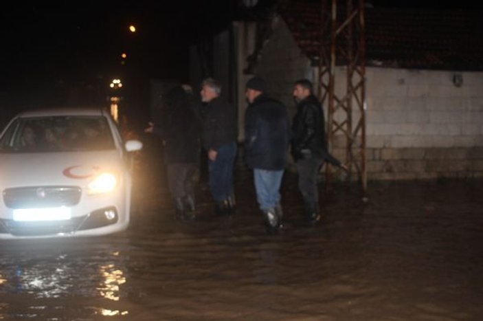 Amik Ovası'na kurulan bent yıkıldı köy sular altında kaldı
