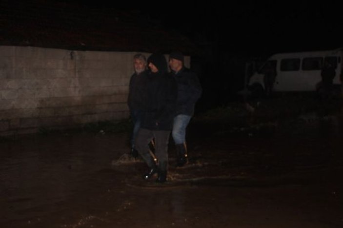 Amik Ovası'na kurulan bent yıkıldı köy sular altında kaldı