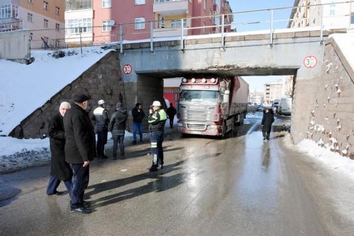 Erzurum'da tır köprüye sıkıştı