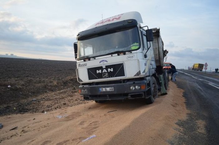 Tekirdağ'da kamyonlar çarpıştı yol buğday tarlasına döndü