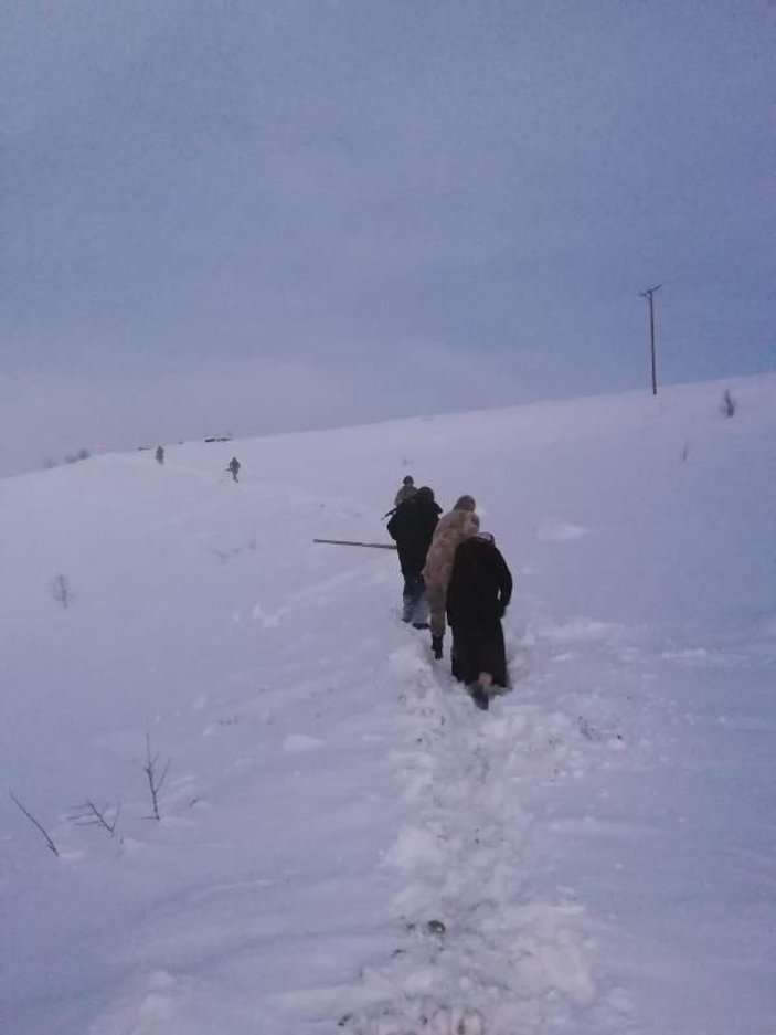 Yolu kardan kapalı köyde kadını jandarma kurtardı