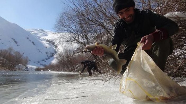 Yüksekova'da eksi 20 derecede balık avı