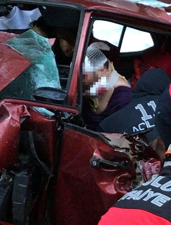 Bolu'da 2 otomobil çarpıştı: 3 yaralı