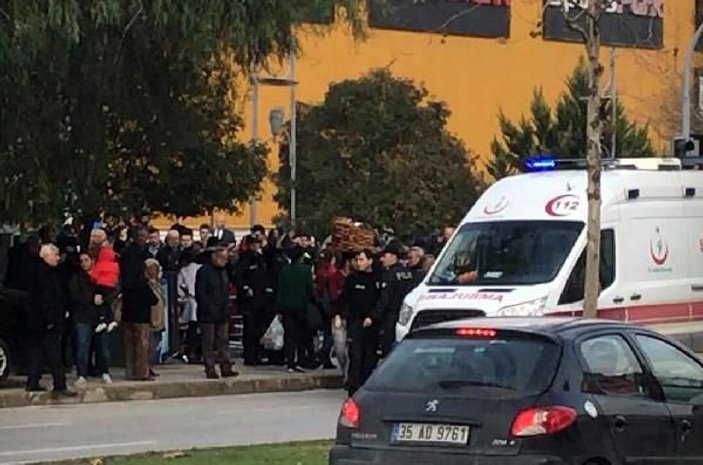 İzmir'de otomobil kaldırıma çıktı: 3 yaralı