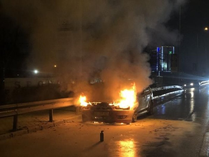 Bursa'da seyir halindeki otomobil yandı
