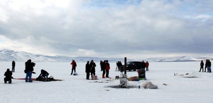 Erzurum ve Ağrı’da Eskimo usulü balık avlıyorlar