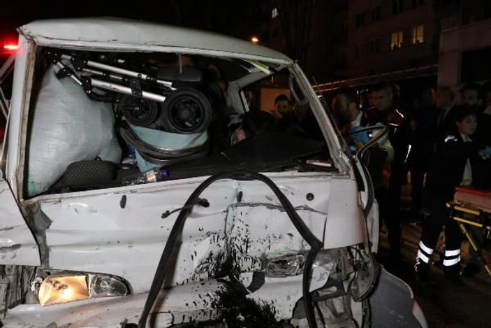 Kaza yapan minibüste sıkışan sürücü bir saatte kurtarıldı
