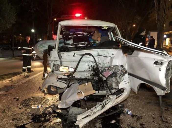 Kaza yapan minibüste sıkışan sürücü bir saatte kurtarıldı
