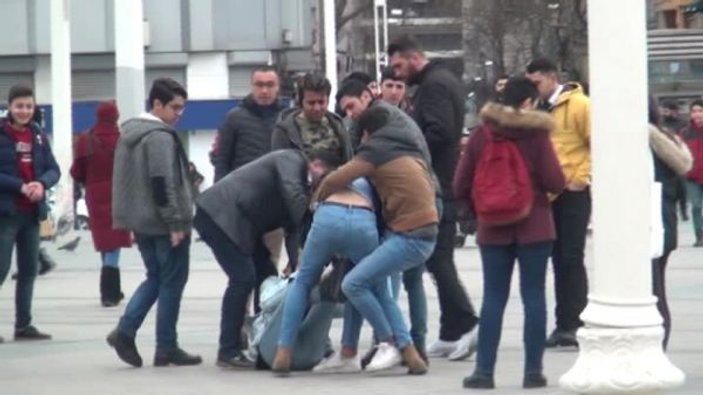 Taksim'de hanutçular tekme tokat kavga etti