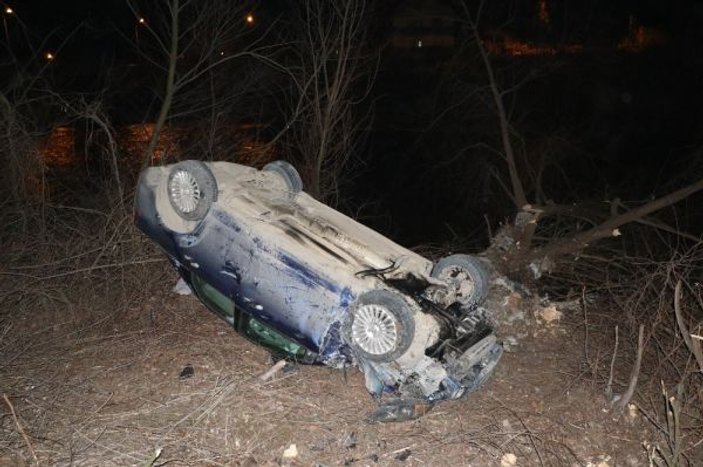 Alkollü sürücü, aracıyla çaya düşerken ağaçlara takıldı