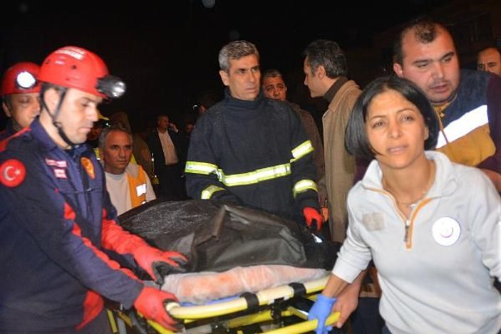 Adana'da midibüsle iş makinesi çarpıştı: 3 ölü 13 yaralı