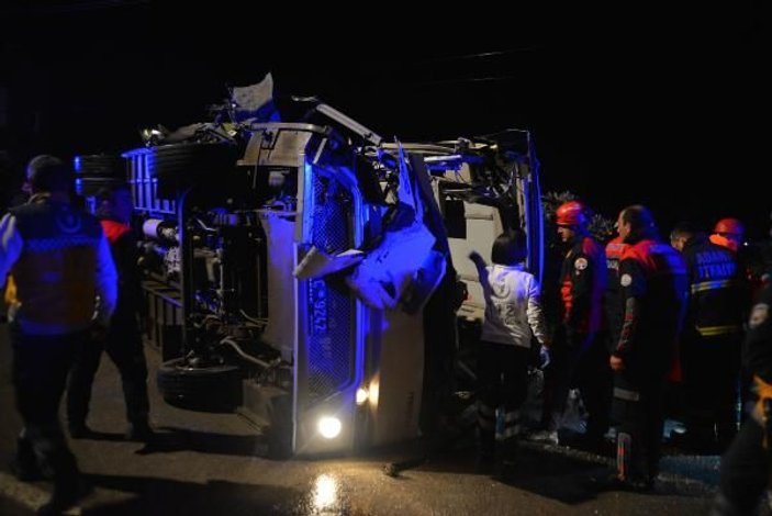 Adana'da midibüsle iş makinesi çarpıştı: 3 ölü 13 yaralı