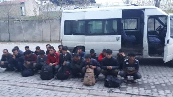 Minibüste 32 kaçak göçmen yakalandı