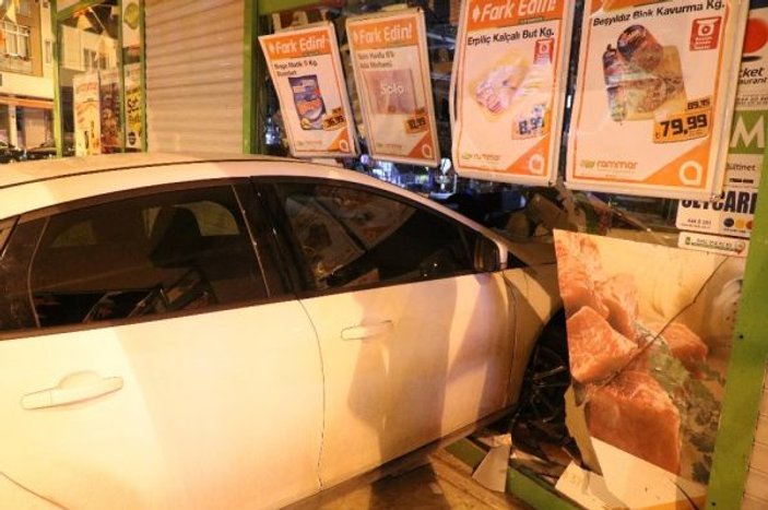 Üsküdar’da alkollü sürücü markete girdi