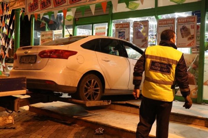 Üsküdar’da alkollü sürücü markete girdi