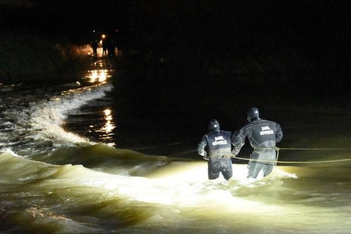 Çanakkale'de otomobil dereye uçtu iddiası