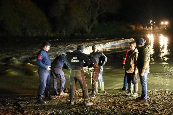 Çanakkale'de otomobil dereye uçtu iddiası