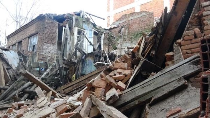 Edremit'te bir tarihi bina daha yağmur sonrası yıkıldı