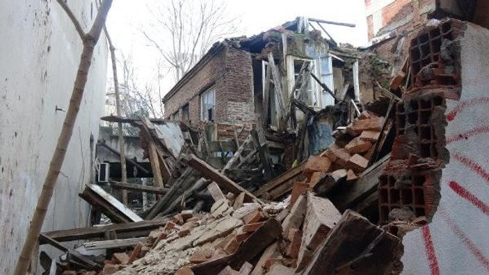 Edremit'te bir tarihi bina daha yağmur sonrası yıkıldı