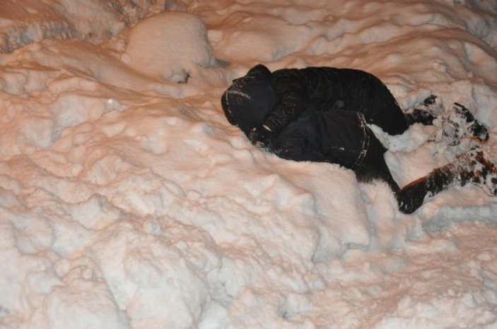 Yüksekova’da karlar temizlenirken küçükler eğlendi