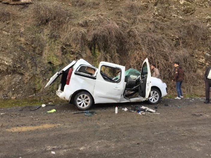 Dağdan kopan kaya parçası, aracın üzerine düştü