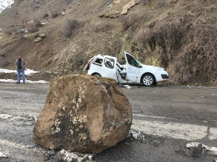 Dağdan kopan kaya parçası, aracın üzerine düştü