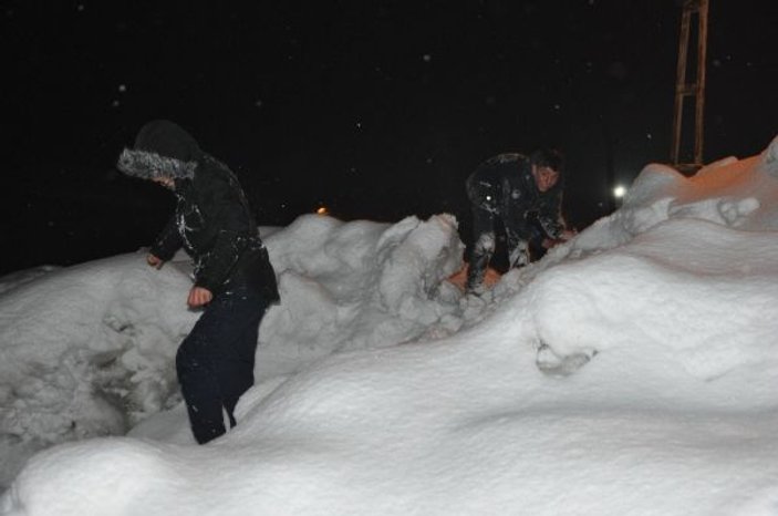 Yüksekova’da karlar temizlenirken küçükler eğlendi