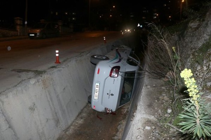 Fethiye’de otomobil kanala devrildi: 2 yaralı